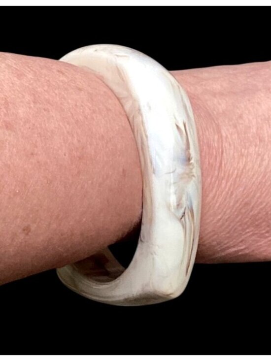 Unbranded Jewelry - Chunky Squared Opaque Lucite Bamgle Bracelet Cream Colored with Brown Marbling